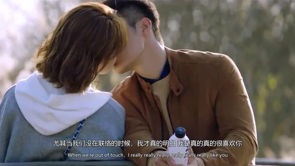凯莉詹娜一袭黑色薄纱透视裙出街巴黎,耐心为粉丝签名,魅力时尚